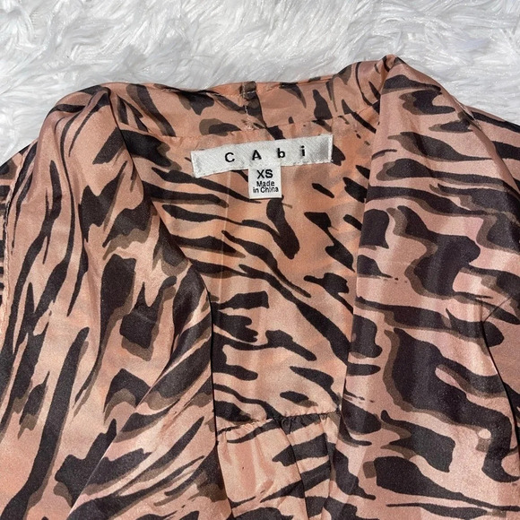 CAbi 100% Silk Pink Zebra Striped Ruffled Sleeveless Blouse Women’s Size XS - Picture 4 of 9